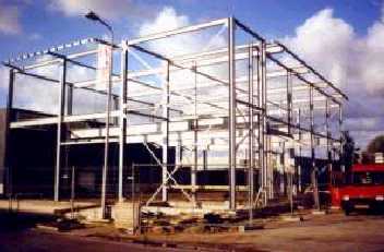 Vervaardigen staalconstructies met toebehoren, zoals hekken en trappen voor de woning- en utiliteitsbouw
